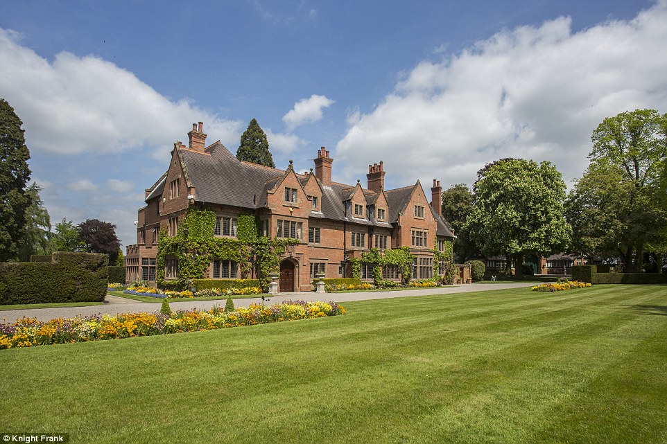 3C0E20F500000578-4110416-Some_of_the_UK_s_most_decadent_country_homes_have_gone_on_the_ma-a-91_1484165706128