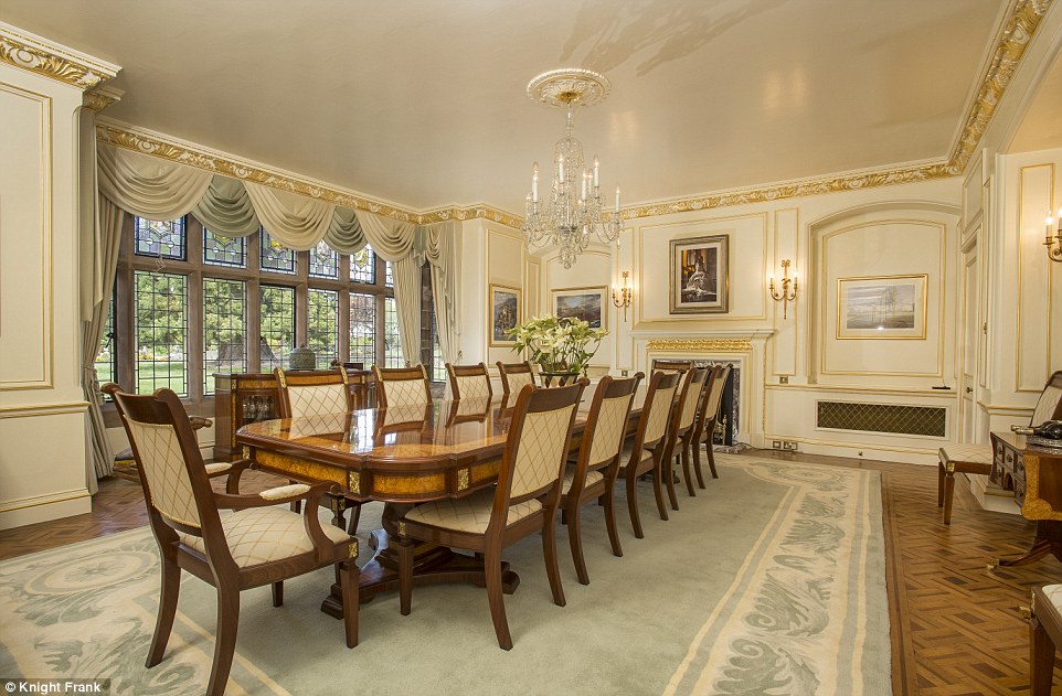 3C0E216000000578-4110416-There_is_also_a_huge_dining_room_which_would_be_perfect_for_host-a-101_1484165766958