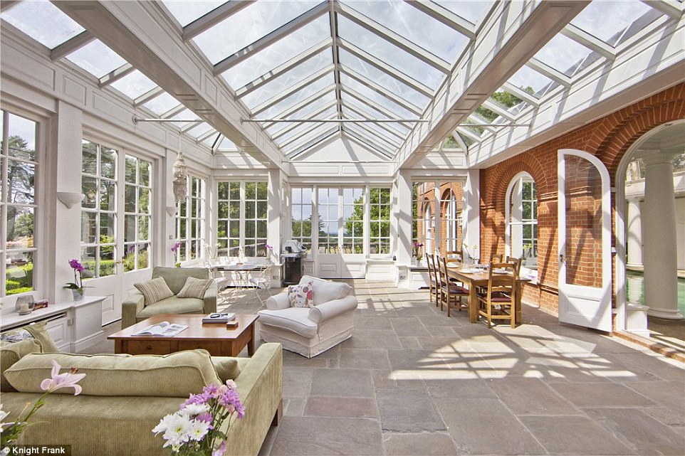 3C0E783100000578-4110416-There_is_a_huge_conservatory_with_ample_seating_space_in_the_lig-a-25_1484206439698