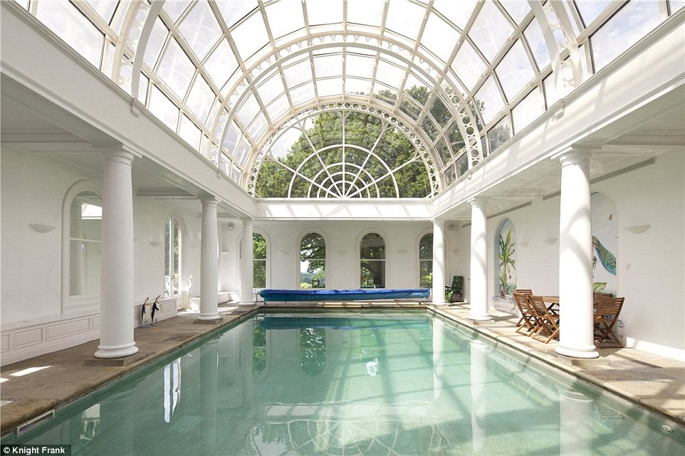 3C0E783500000578-4110416-In_addition_to_the_main_house_is_an_indoor_swimming_pool_complex-a-20_1484206439635