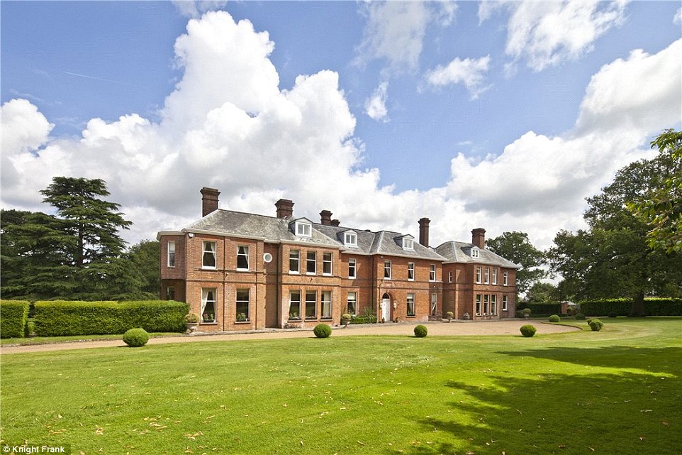 3C0E785000000578-4110416-Described_as_an_elegant_and_imposing_country_house_of_magnificen-a-19_1484206439634