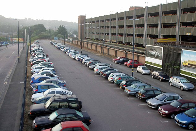 LUTON STATION CAR PAR PICTURE JEREMY SELWYN 13/07/2005
